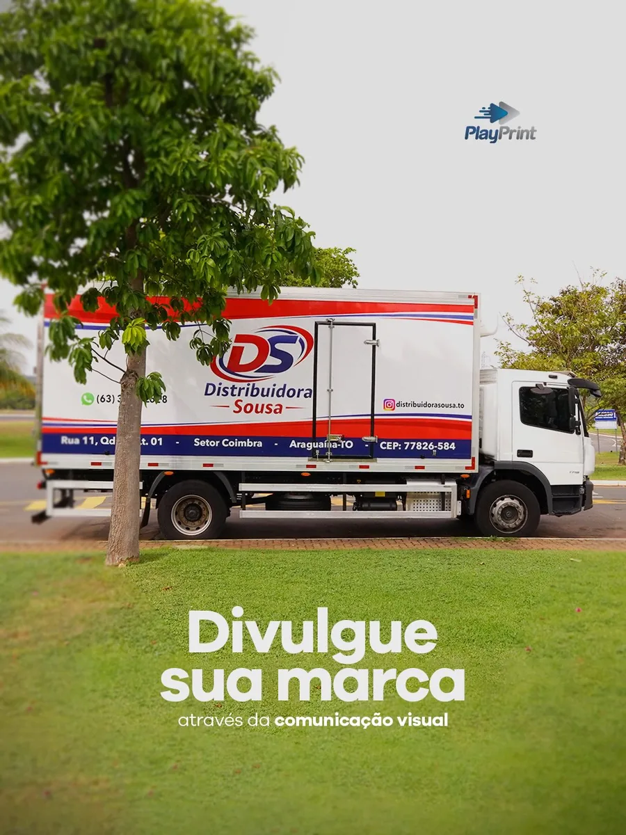 Caminhão com comunicação visual aplicada pela Play Print